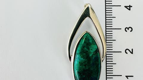 Azurite & Malachite Pendant⁣ 💙💚 ⁣ #CrystalJewellery #HealingCrystals #WearYourEnergy