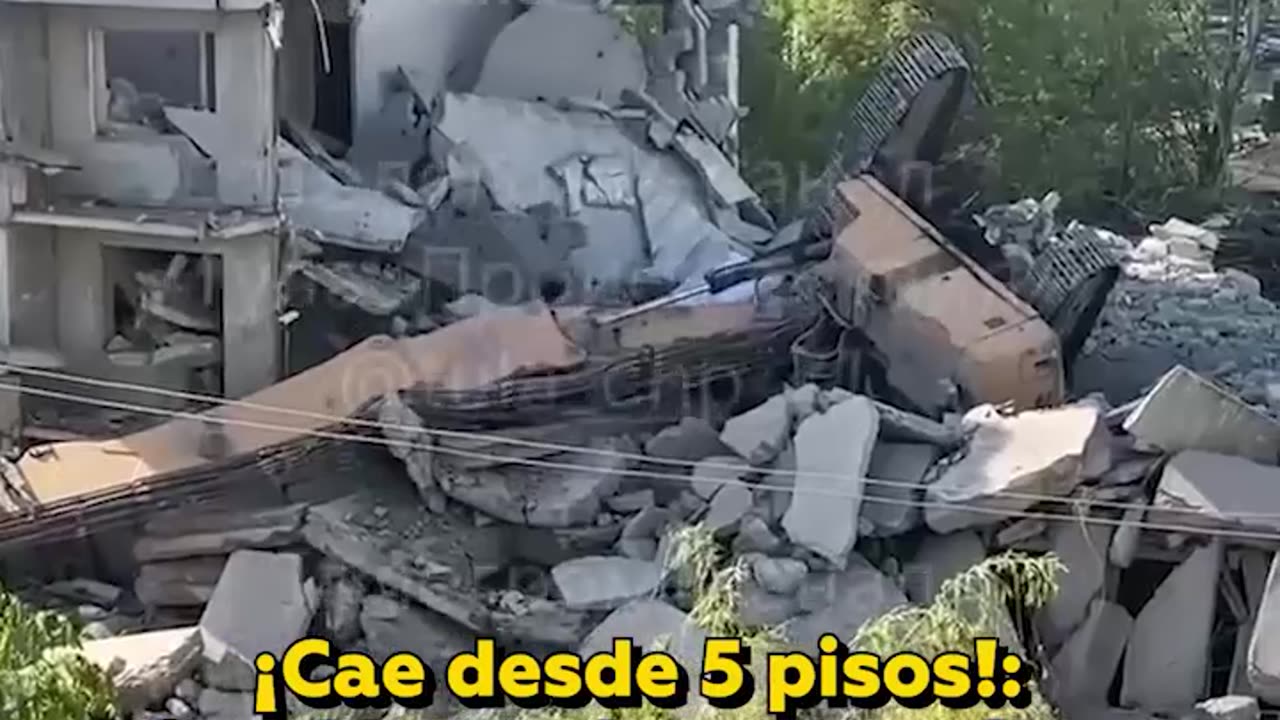 Excavadora cae desde un quinto piso y el operario sobrevive