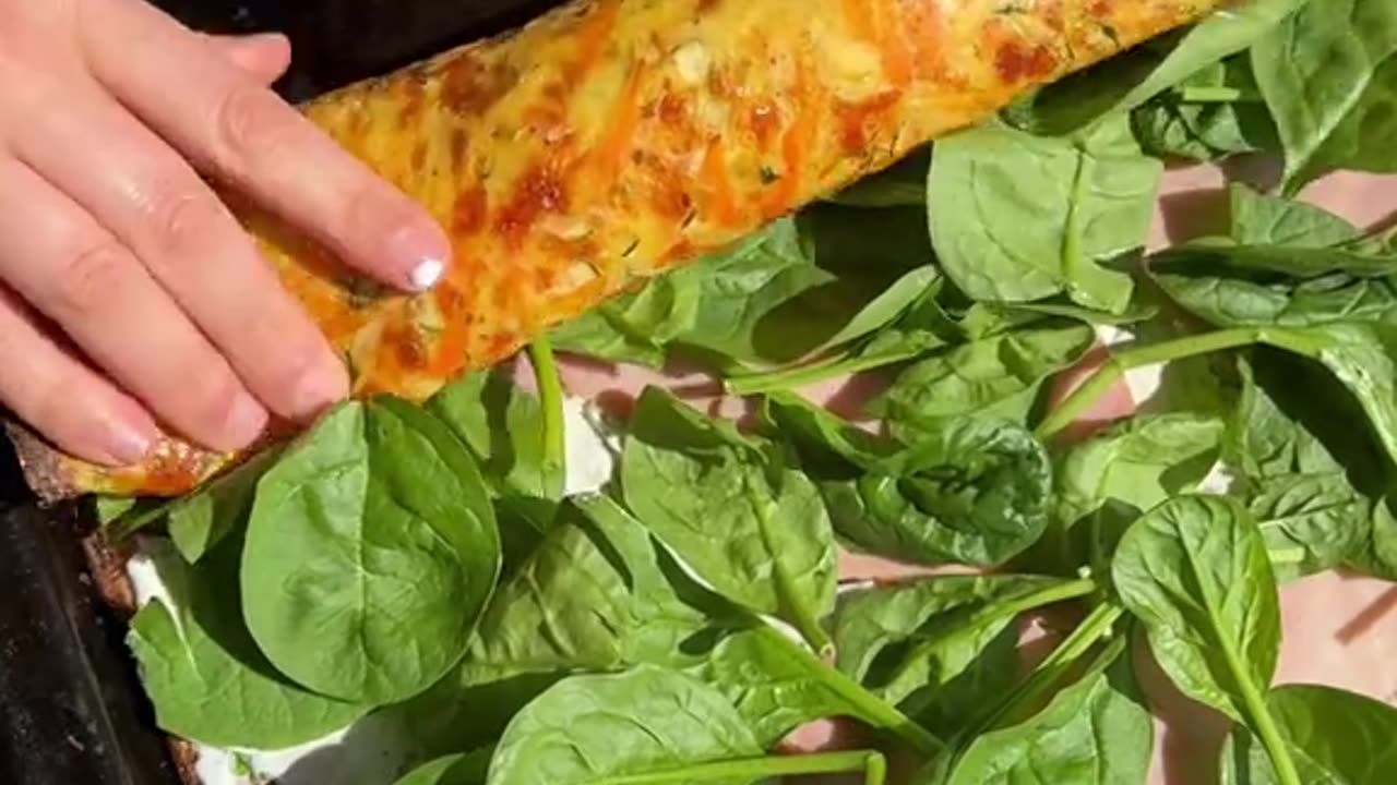 "Satisfying & Low-Carb: Egg Wrap with Tuna Delight!