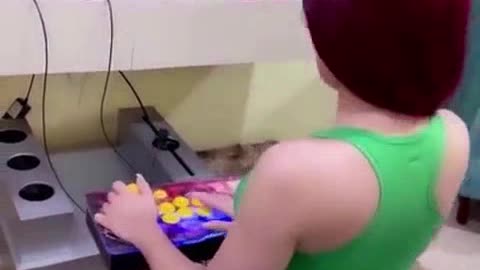 mulher jogando kof 98 shorts.mp4