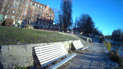 Testar Sportkameran. Duvorna flockades på mig, en landade på väskan.