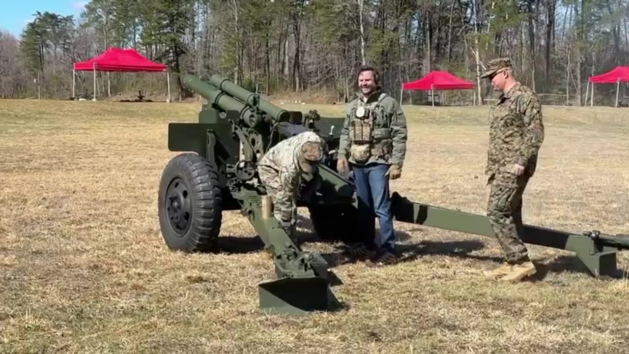 JD Vance fires a howitzer at Quantico