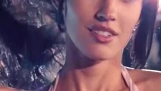 Megan Fox does Poolwalk.