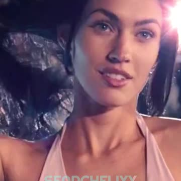 Megan Fox does Poolwalk.