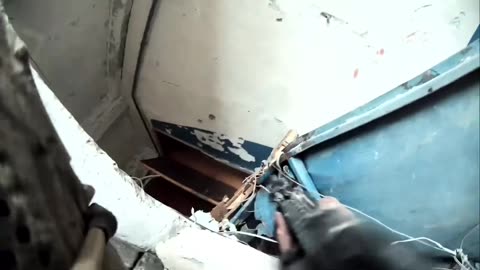 Ukrainian Squad Entering a Russian-Occupied Building in Toretsk