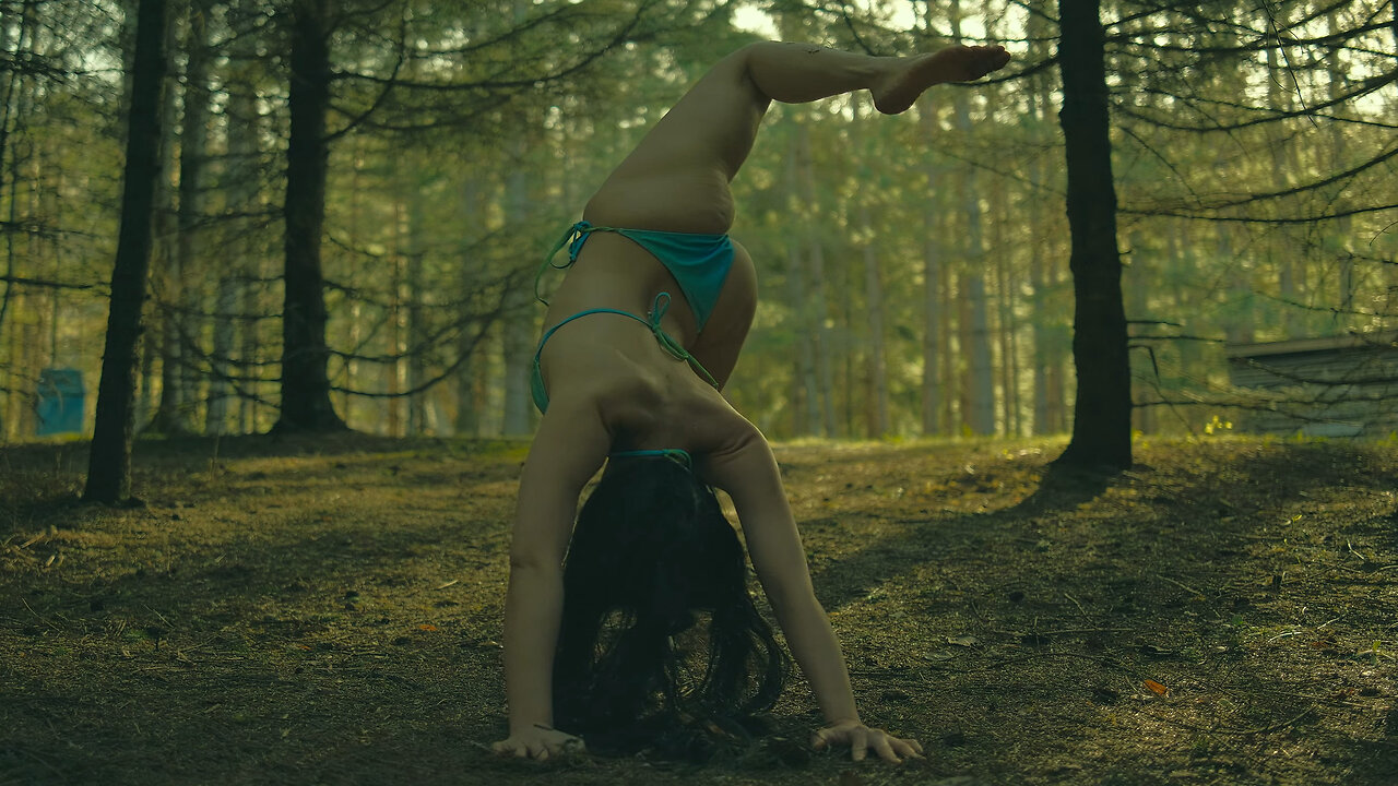 Asian Woman Sun Salutation in the Forest πΏ Gentle Peaceful Yoga Flow w Splits, Relaxing & Energizing