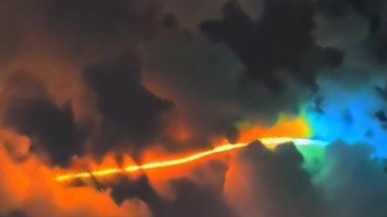 #World #News #X Color-Changing #UFO #UAP Spotted #Canada – What Is This Object？ 🛸 #VANCOUVER