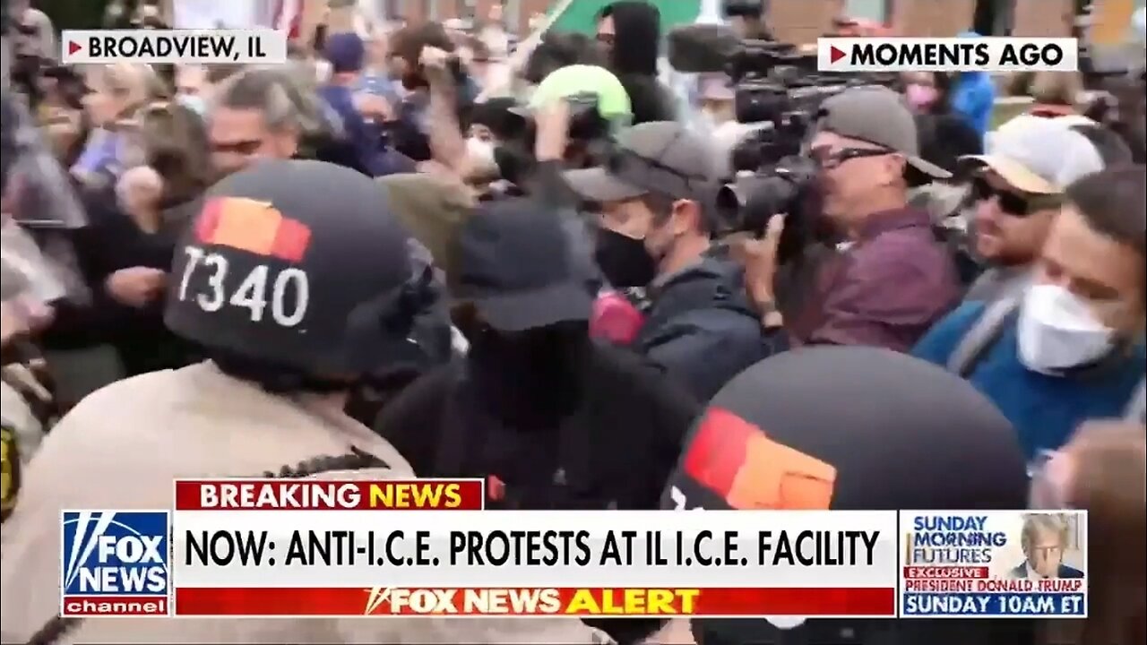 Police Push Back Against Anti-ICE Protestors