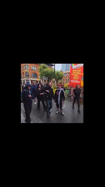 🇬🇧ENGLAND: Antifa member kept getting dragged down by his ponytail