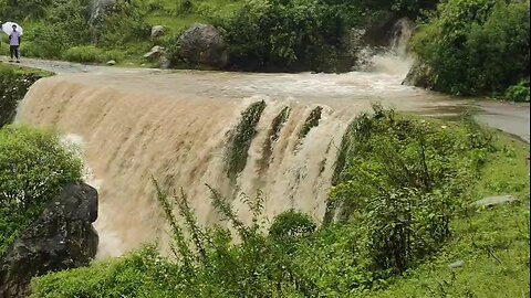 This is a very beautiful view friends, the waterfall is beautiful friends