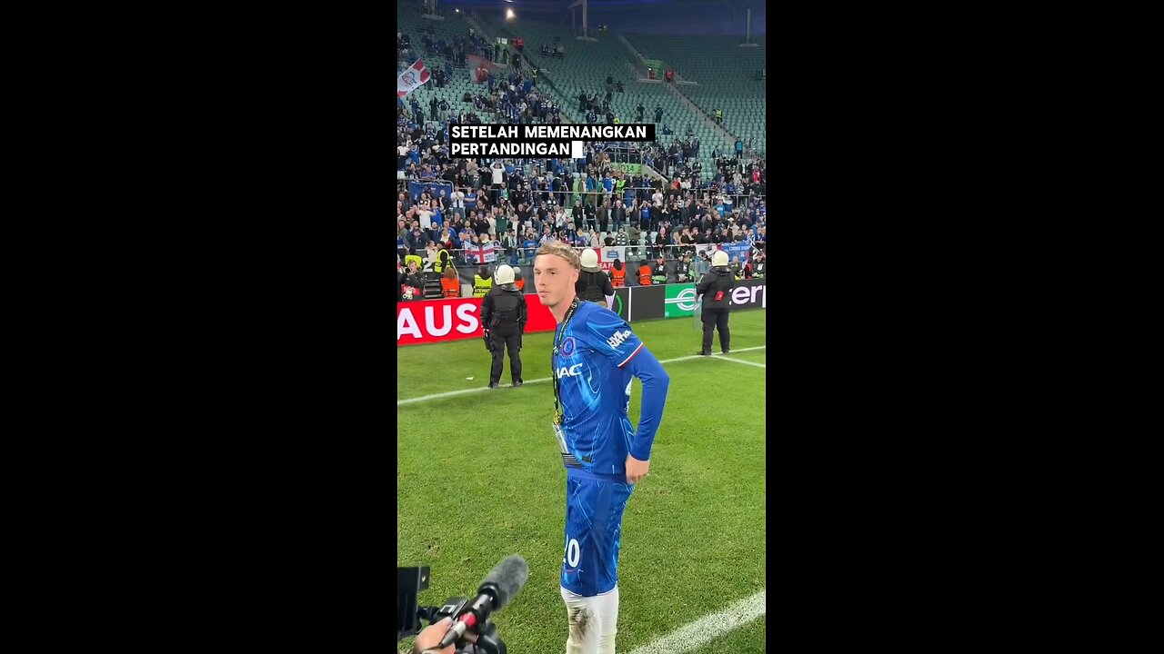 dengan santai bro ini berselebrasi