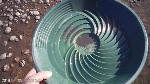 Gold panning demo with the Turbo Pan and Hex Pan. Denver Metro, South Platte River Colorado