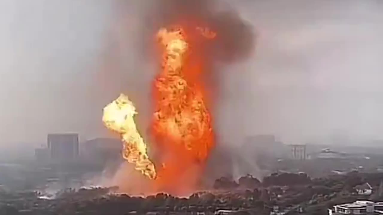 A huge explosion at a gas station shaking Putra in Malaysia🇲🇾