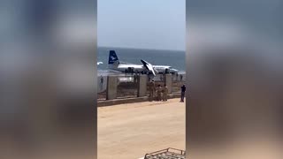 Passengers exit crashed plane into shallow water in Somalia