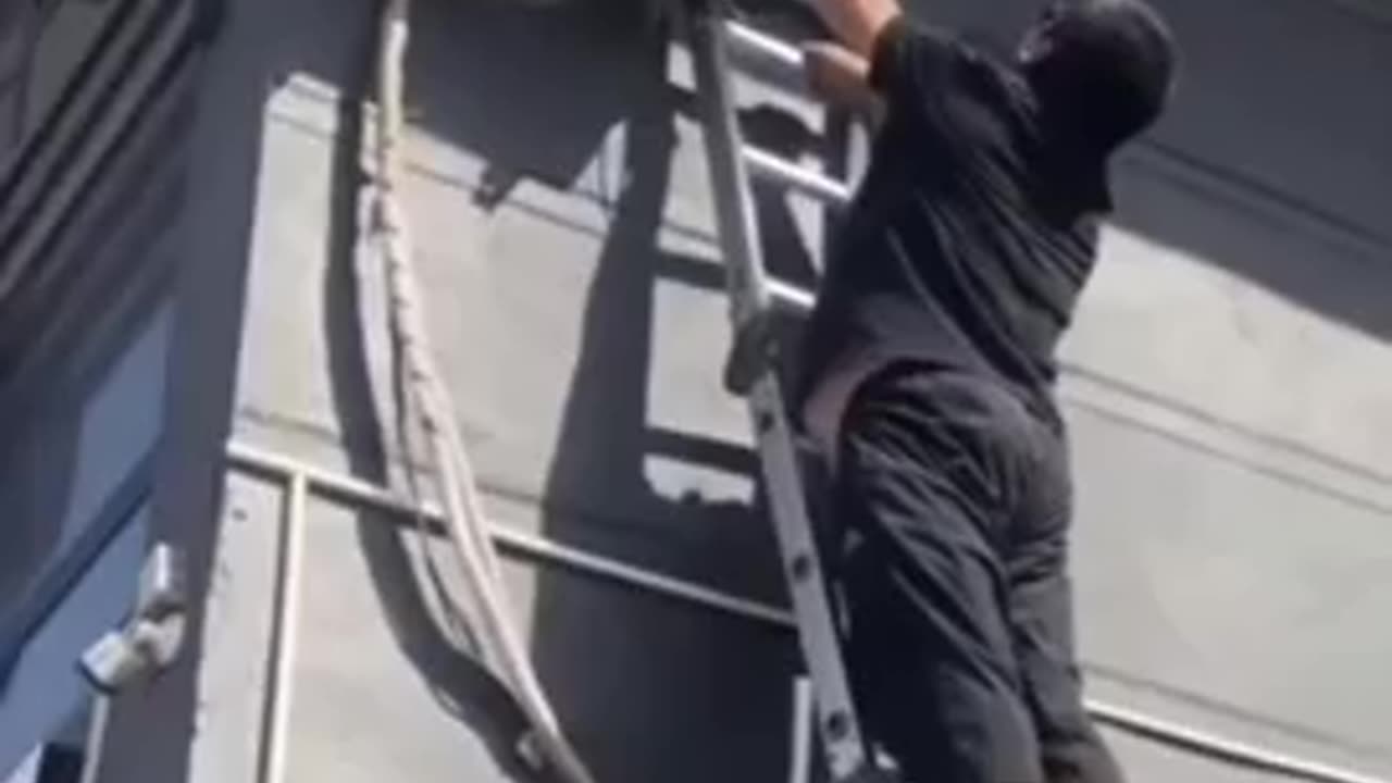 CHINK ELECTRICIAN AC ENGINEER - HE AINT GO TO AUSTRALIA -more than likely