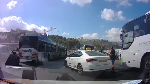 תראו את נהג המונית. איזה תותח גיבור