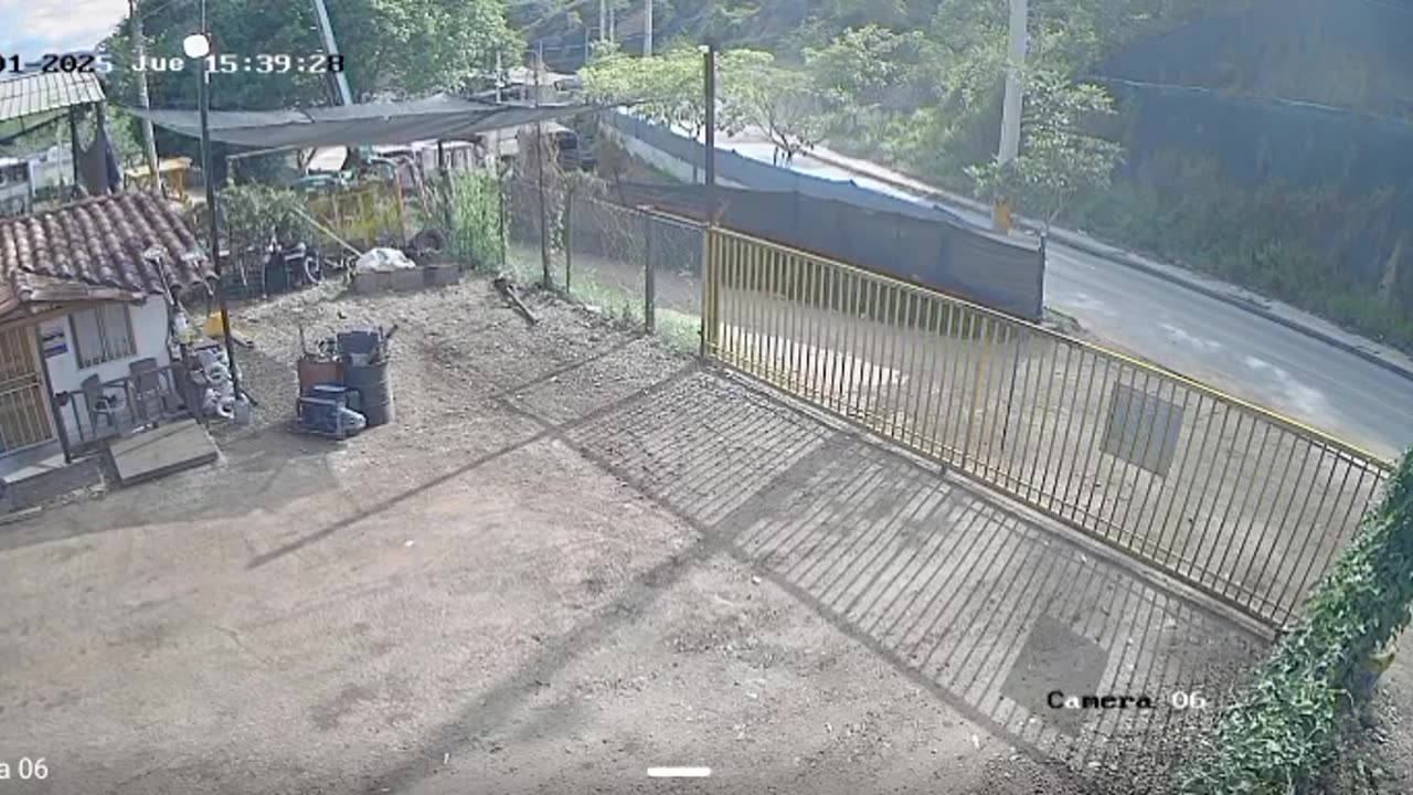 Video: motociclista murió luego de ser embestido por un carro en Girón.