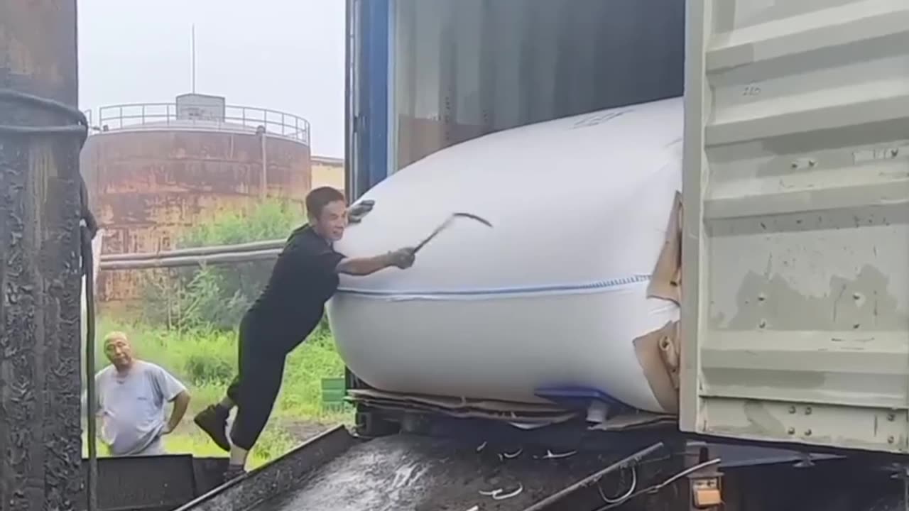 How Iran smuggle oil to other countries