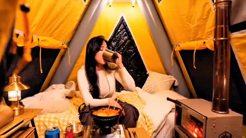 Beautiful Girl Survives Alone in a Snowstorm, Wilderness Survival, Wilderness Camping