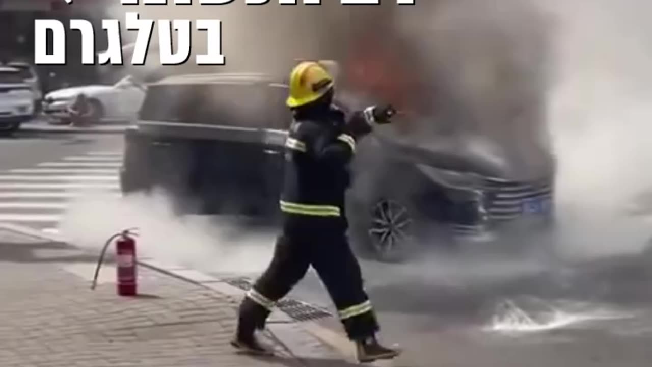תיעוד שהפך לויראלי: רכב חשמלי עלה באופן פתאומי באש באמצע הכביש בסין