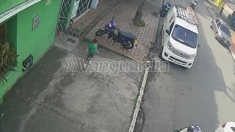 Video: niño se salvó milagrosamente de ser golpeado por una pared en Bucaramanga