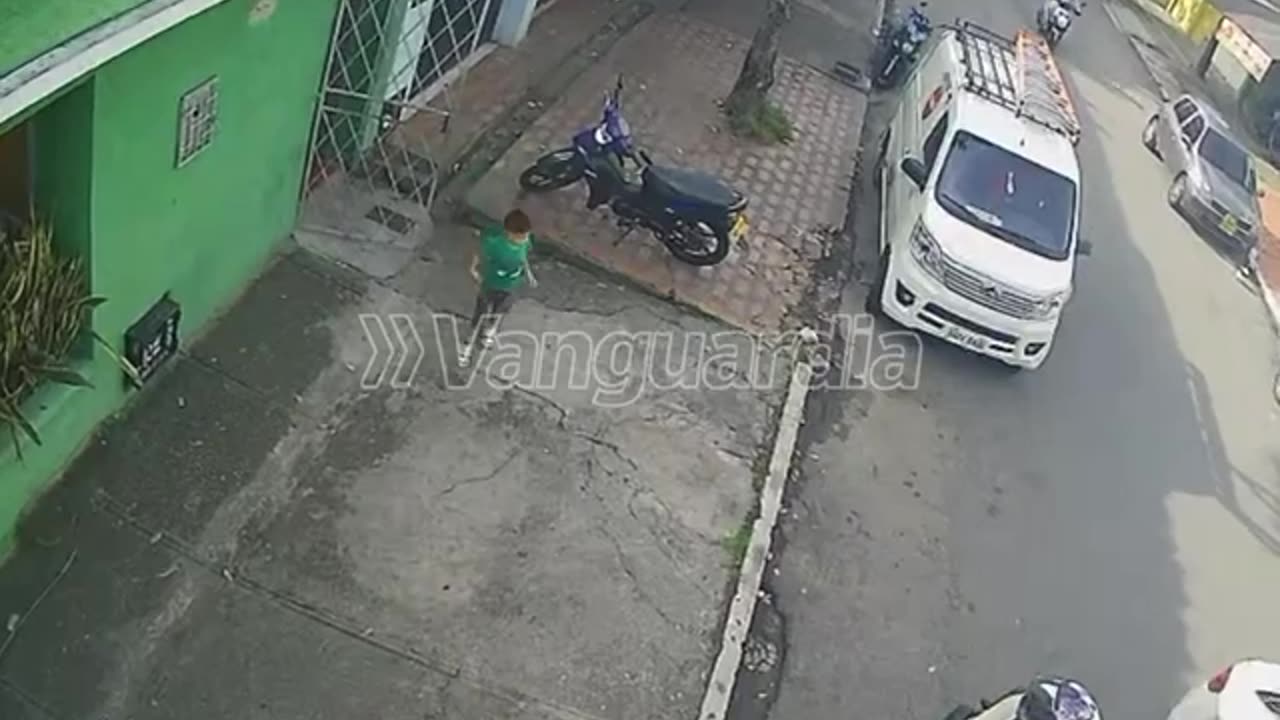 Video: niño se salvó milagrosamente de ser golpeado por una pared en Bucaramanga