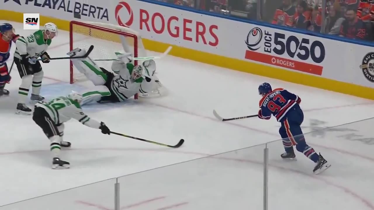 NHL - OTTER 🦦 Another day, another massive Jake Oettinger stop! 🇺🇸