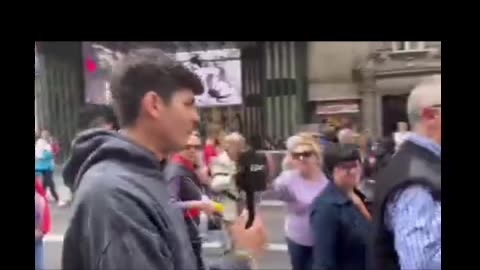 Unai Sordo intenta tirar el micro a Vito Quiles...Sin éxito