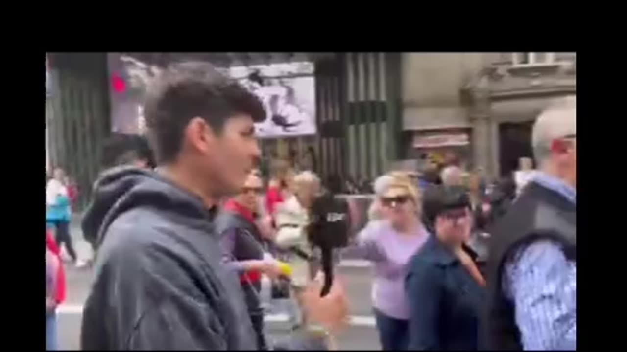 Unai Sordo intenta tirar el micro a Vito Quiles...Sin éxito