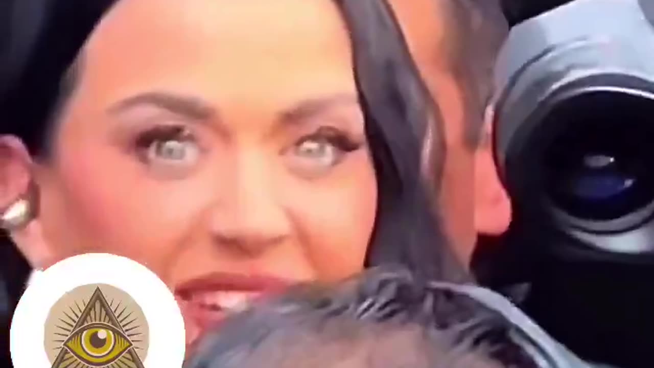 Can someone explain what’s going on with Katy Perry here?
