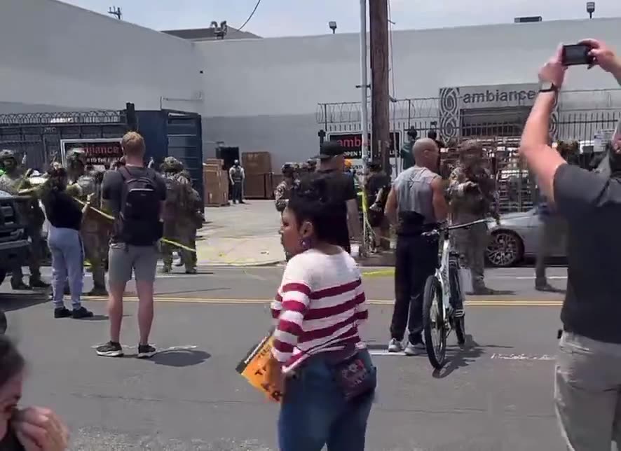 🚨🚨🚨 In downtown LA, a business owner has locked an ICE Agent INSIDE his store