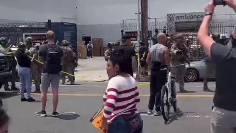 🚨🚨🚨 In downtown LA, a business owner has locked an ICE Agent INSIDE his store