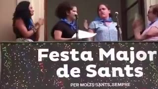 Feministas gritando de forma histérica contra Israel en las Fiestas Mayores de Sants en Barcelona