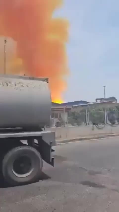 Close up footage from the Bandar Abbas explosion in Iran