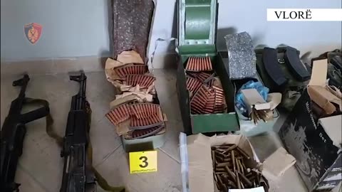 Automatike, granata e fishekë, zbulohet arsenali i murosur në Vlorë