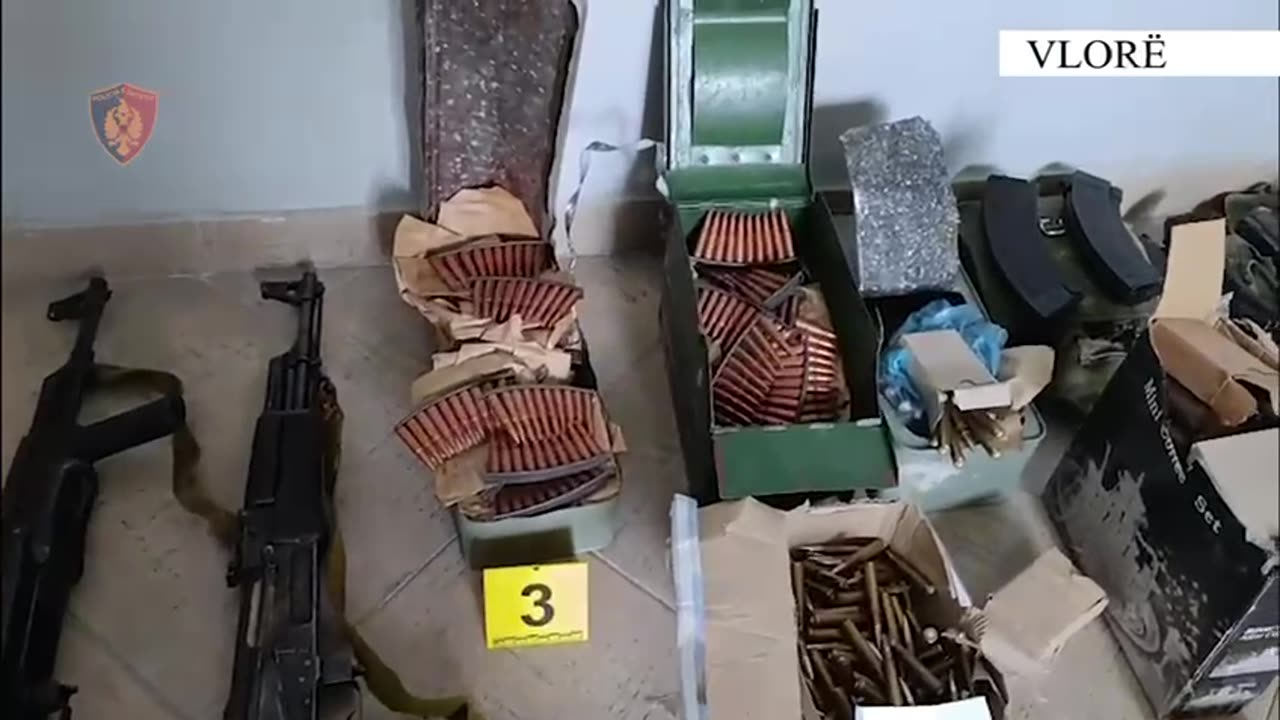 Automatike, granata e fishekë, zbulohet arsenali i murosur në Vlorë