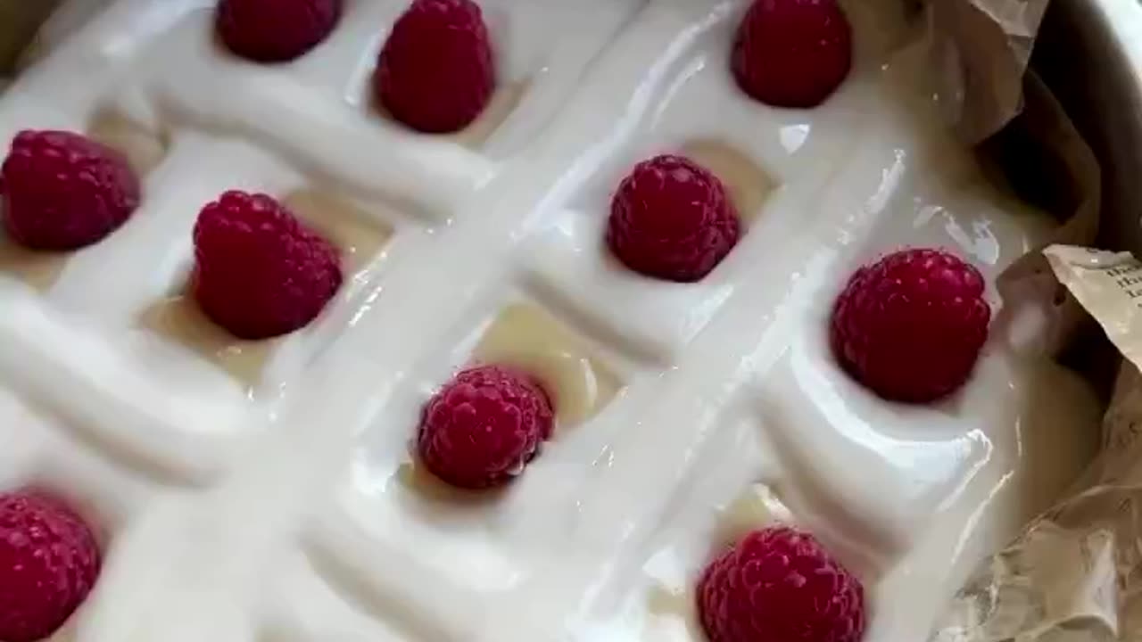 Cottage cheese and raspberry pie
