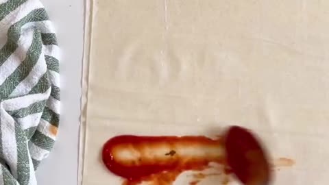 Making late snacks crunchy spring roll pizza flavour