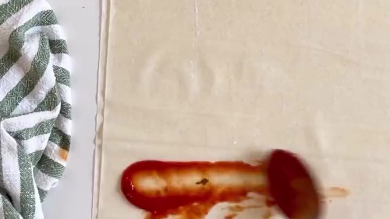 Making late snacks crunchy spring roll pizza flavour