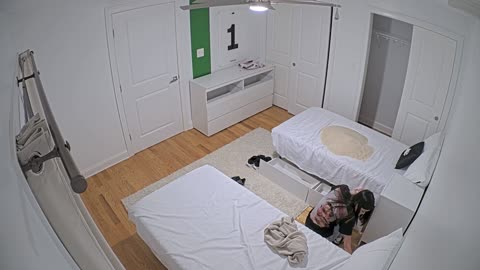 Ellie asks Jin to p*ss in the closet for 10k$