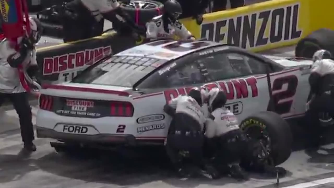 Motorsport.com - A wayward wheel in the middle of pit stops.🫣