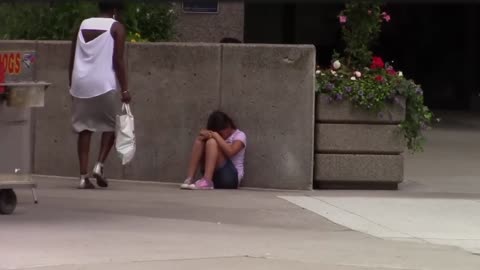 How Do People React To A Hungry Child? (Sosial Experiment)