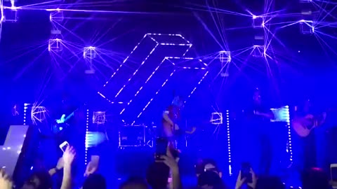 La chanteuse du groupe Hyphen Hyphen ivre lors d’un concert
