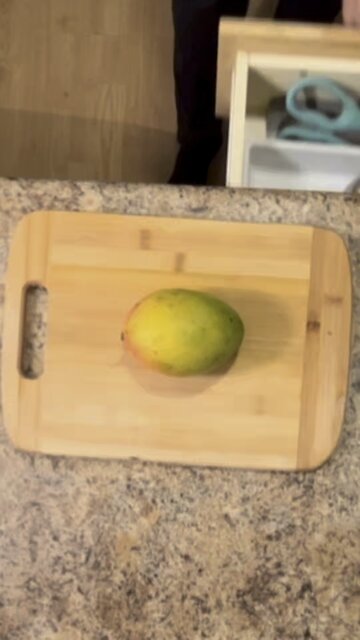 ASMR - How to Eat An Mango