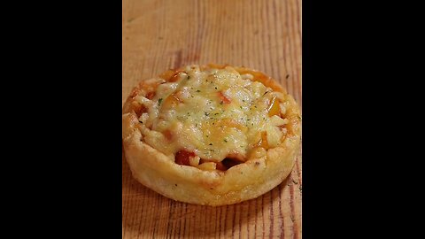 Cheese chicken tart made with potatoes, chicken breast and vegetables, pretty good