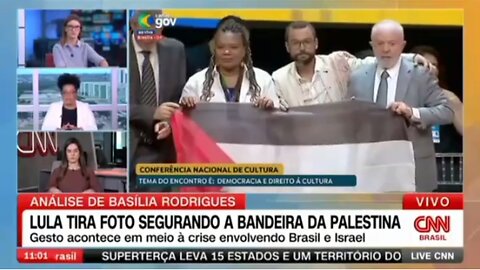 Lula segura bandeira da Palestina.