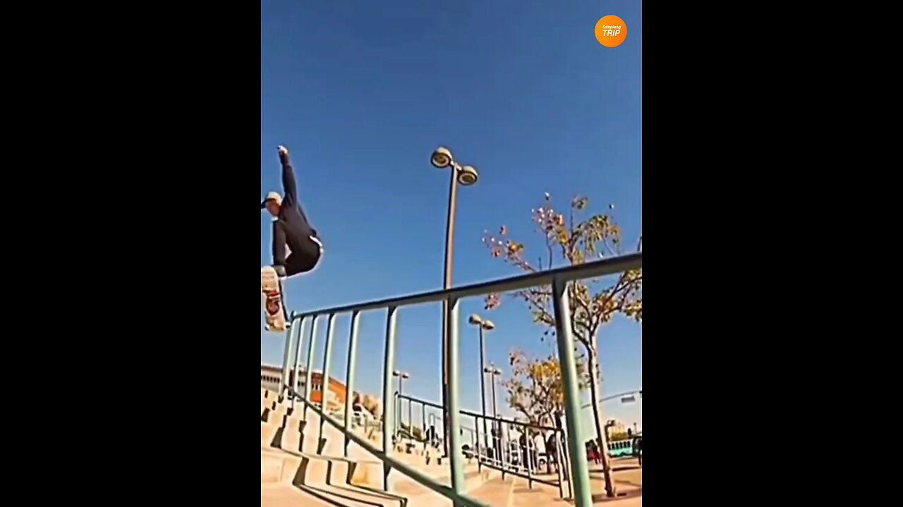 Simplang Trip 253: Fench skating exhibition accidentally fell down to sit ups exercise.