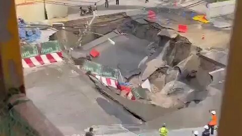 MASSIVE ROAD COLLAPSE 🕳 IN BANGKOK 🇹🇭 THAILAND