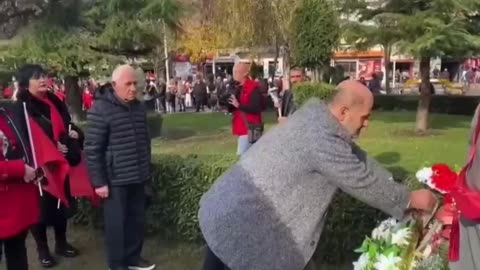 Komunisti që nderon me grusht në takimin e Salianjit në Shkodër