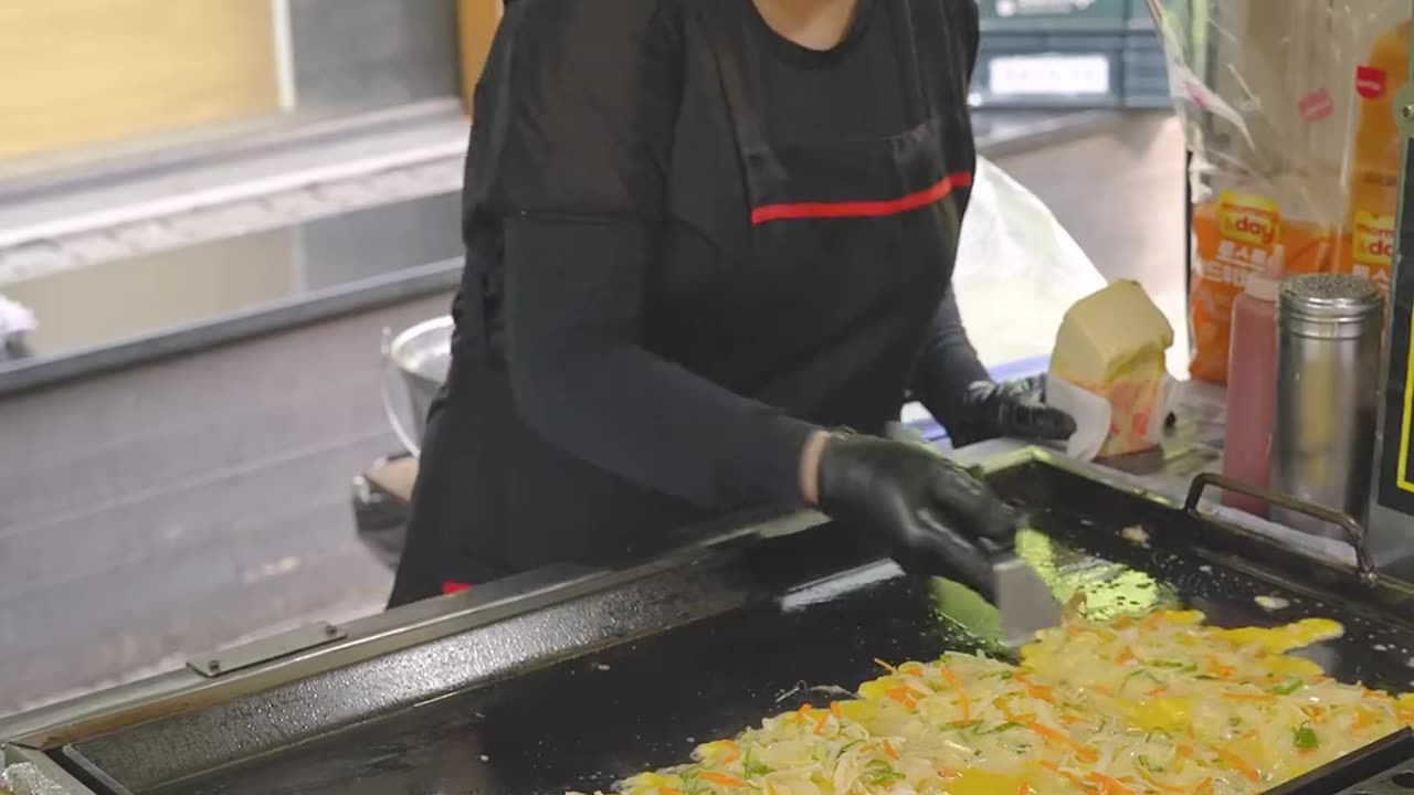 Myeongdong Food Truck Toast Master’s Incredible Skills, You Won’t Believe It!